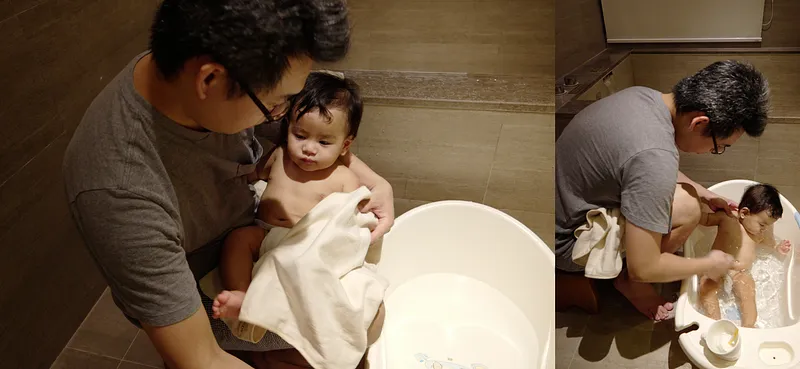 利用浴巾包覆寶寶一半的身體,先洗臉跟頭; 將寶寶放入水中時,浴巾可以放在腳上