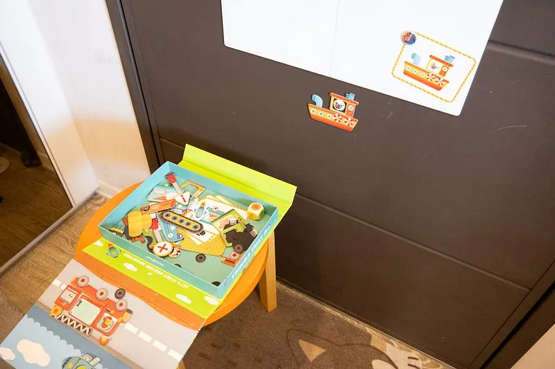 還可以吸在我們家門上、冰箱上 誘導小孩出門上學?