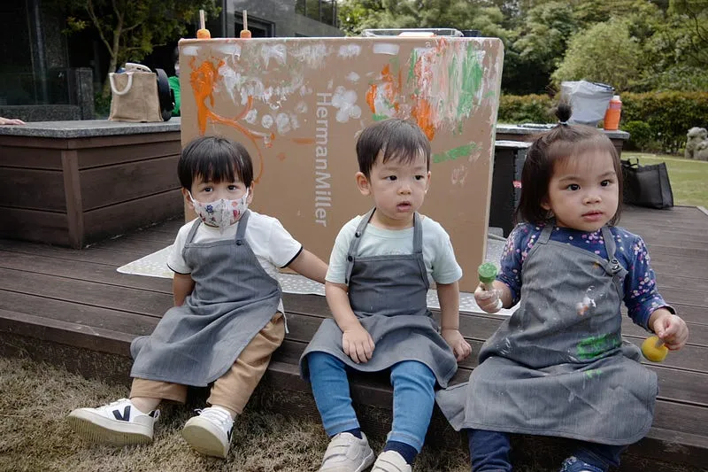 我的椅子廢紙箱 成就了孩子們快樂的下午