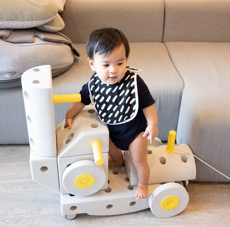 怪叔叔組給博美的大車子 還可以拉著玩具